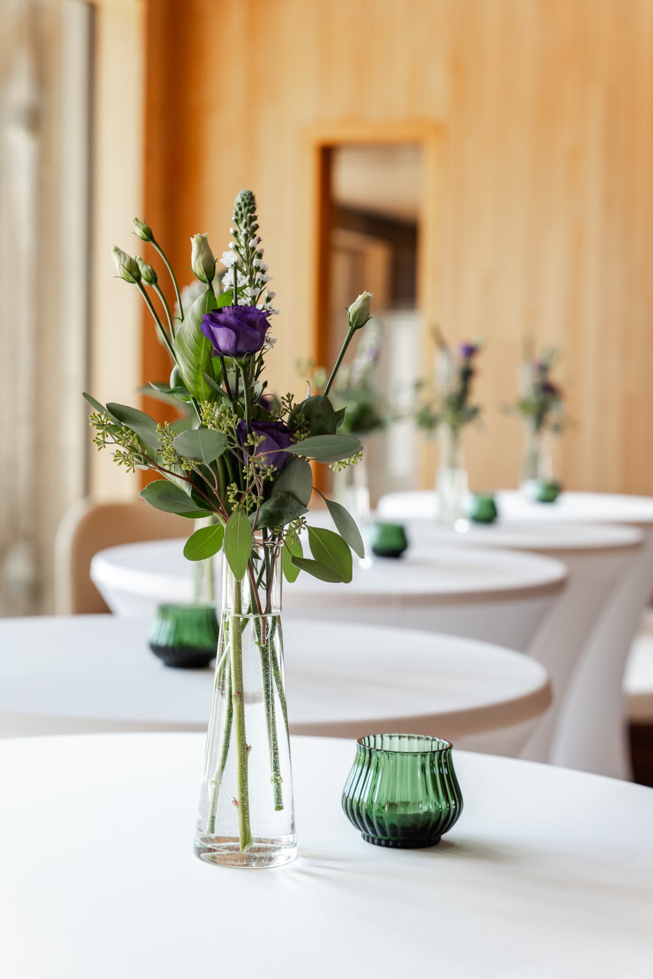 Stehtische mit Blumenvasen im Foyer