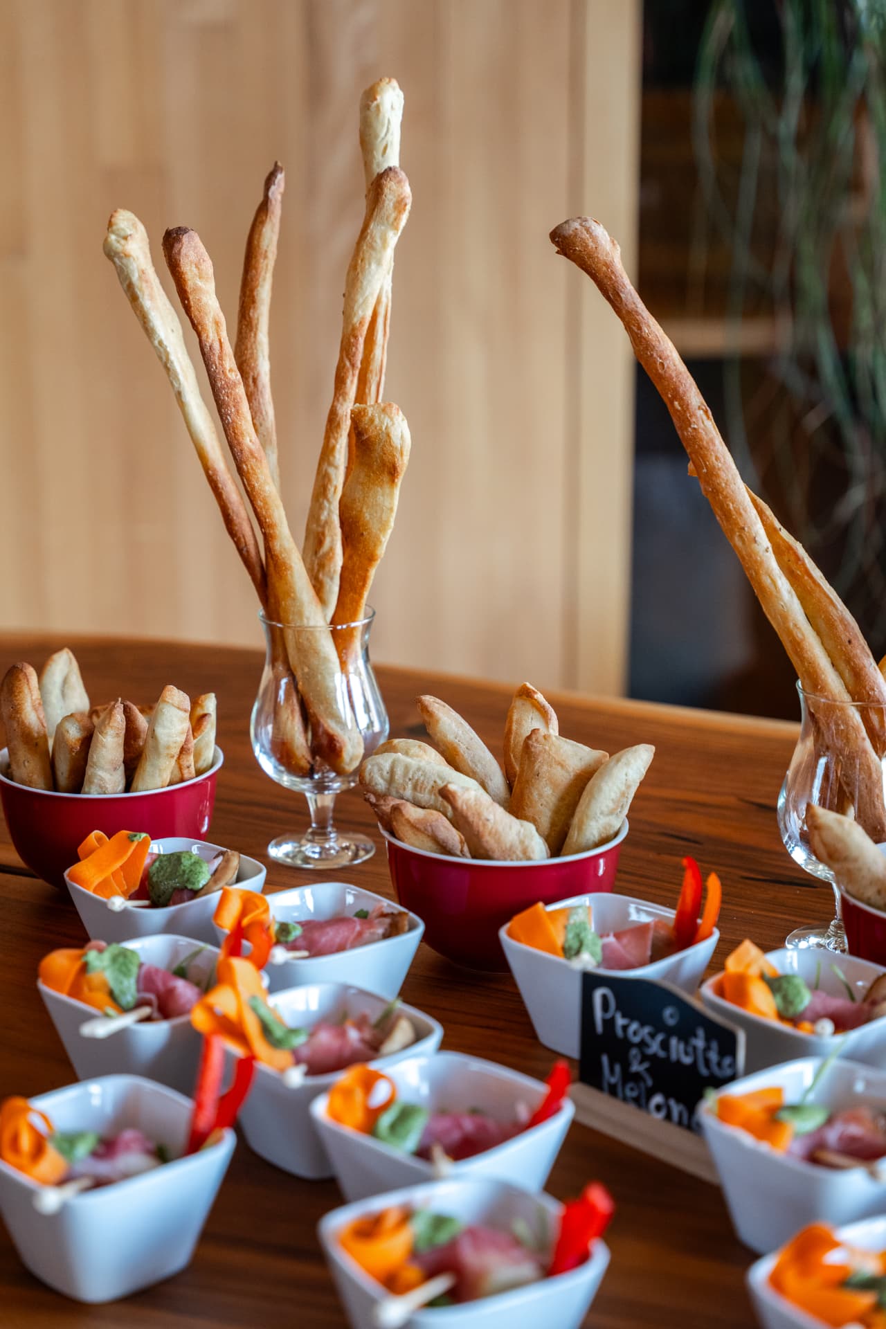 Grissini und Antipasti auf dem Buffet