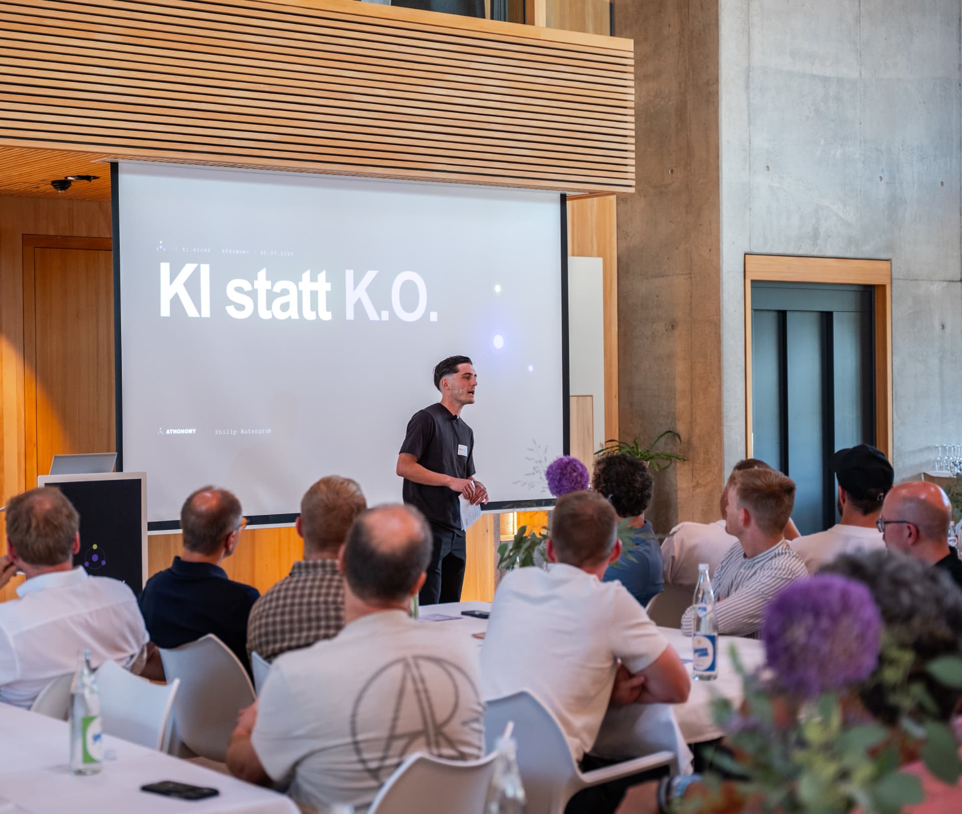 Publikum verfolgt die Keynote der KI.Night