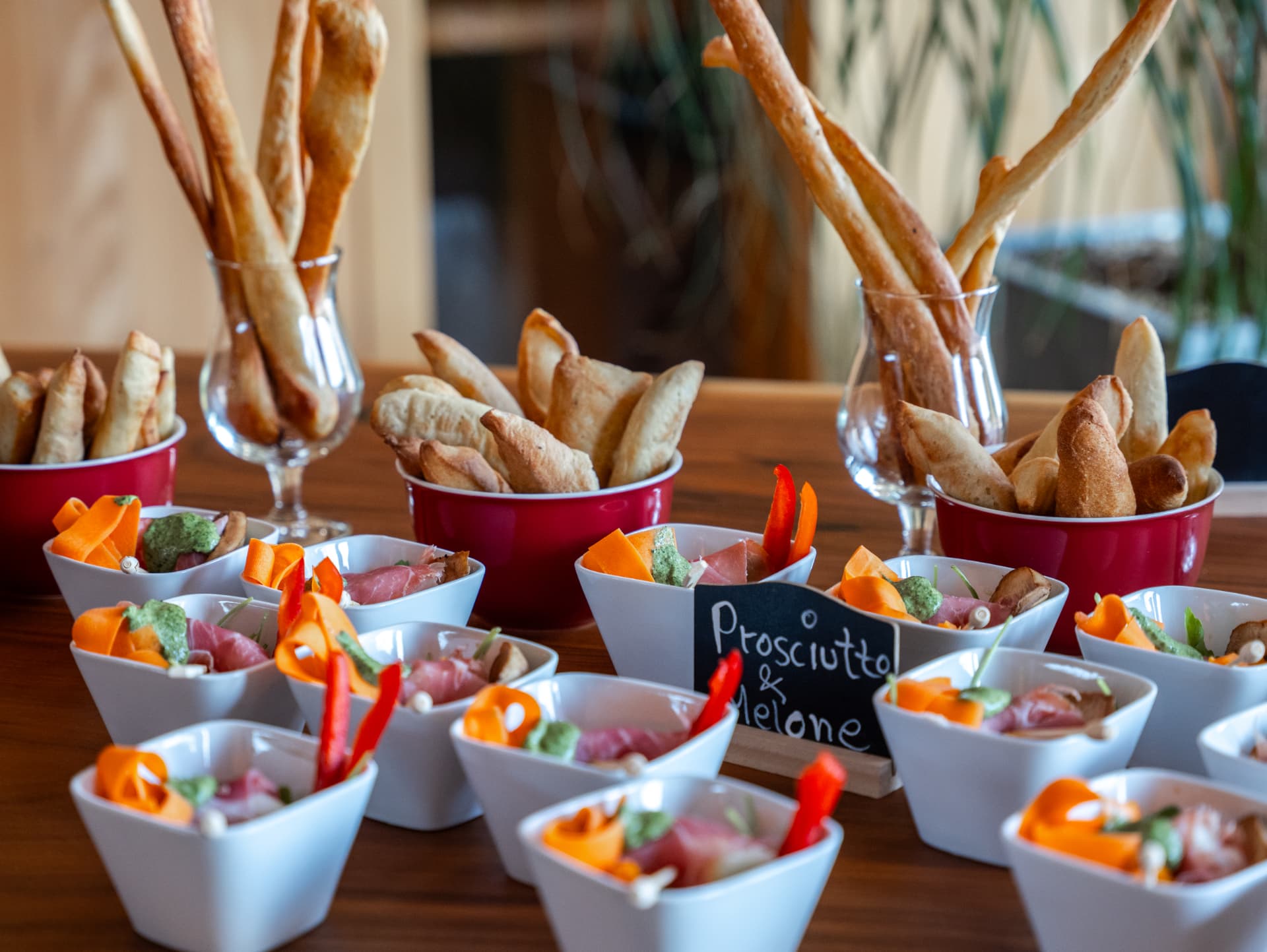 Detailaufnahme des Buffets mit Prosciutto & Melone