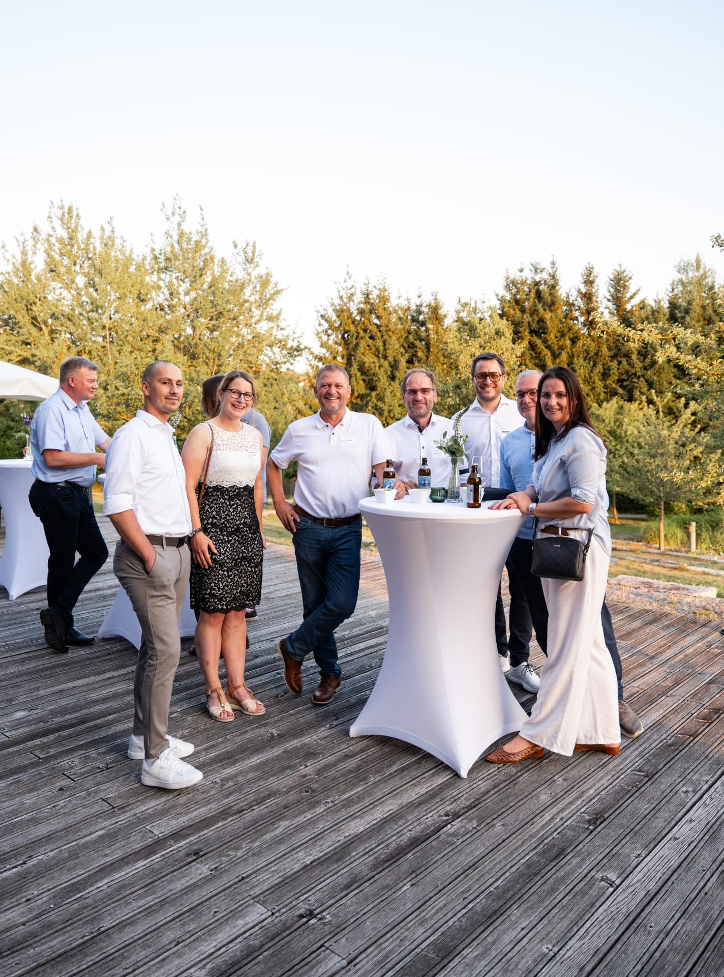 Gruppenbild von Teilnehmenden an einem Stehtisch