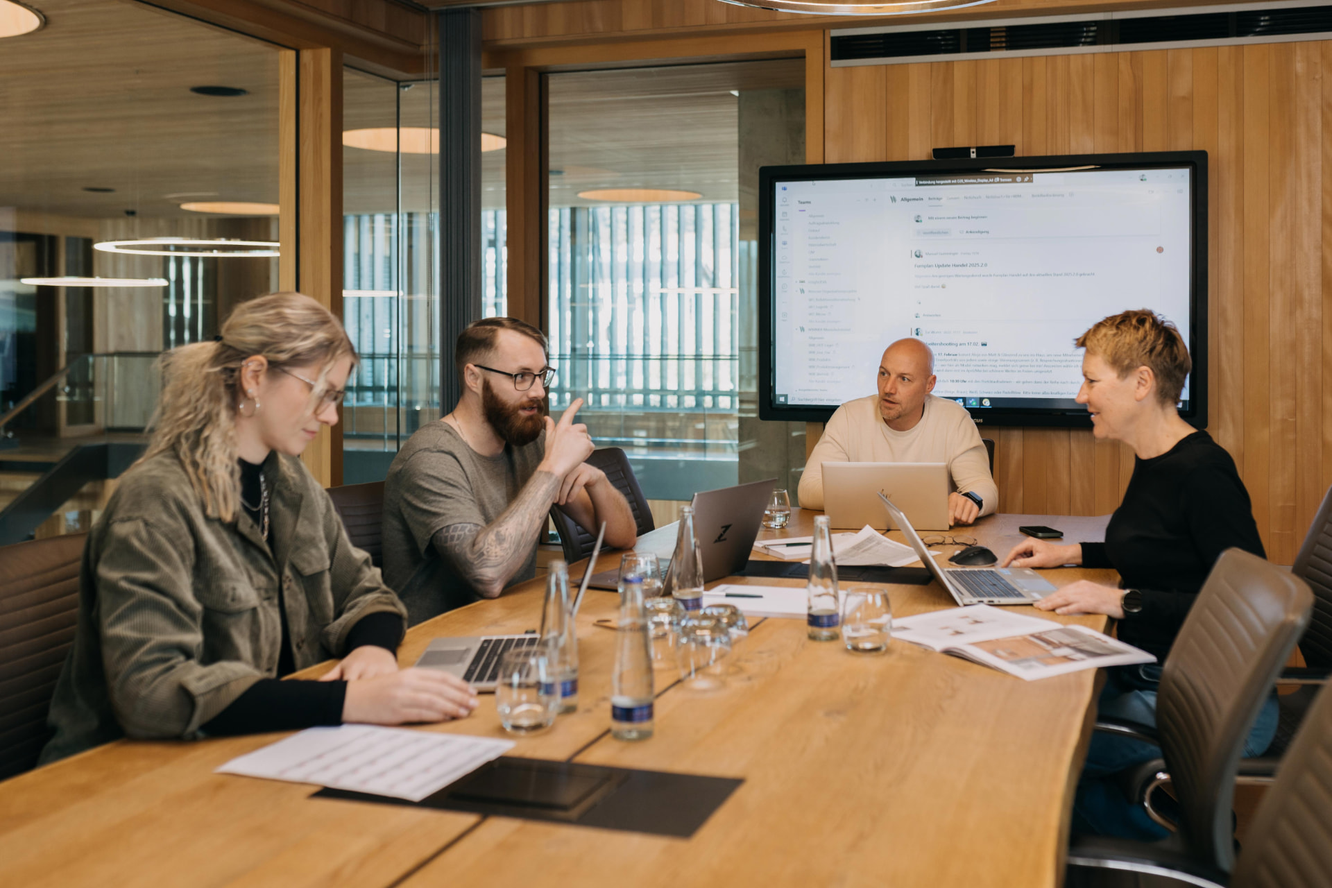 Beratungsgespräch am Konferenztisch mit Prozess-Dashboard