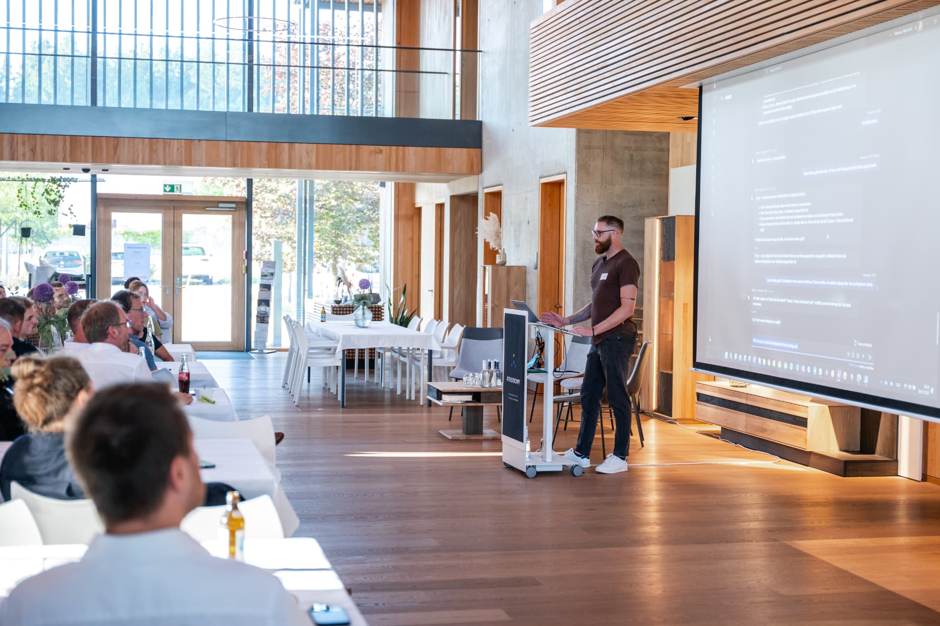 Live-Demo einer KI-Automatisierung auf der Leinwand