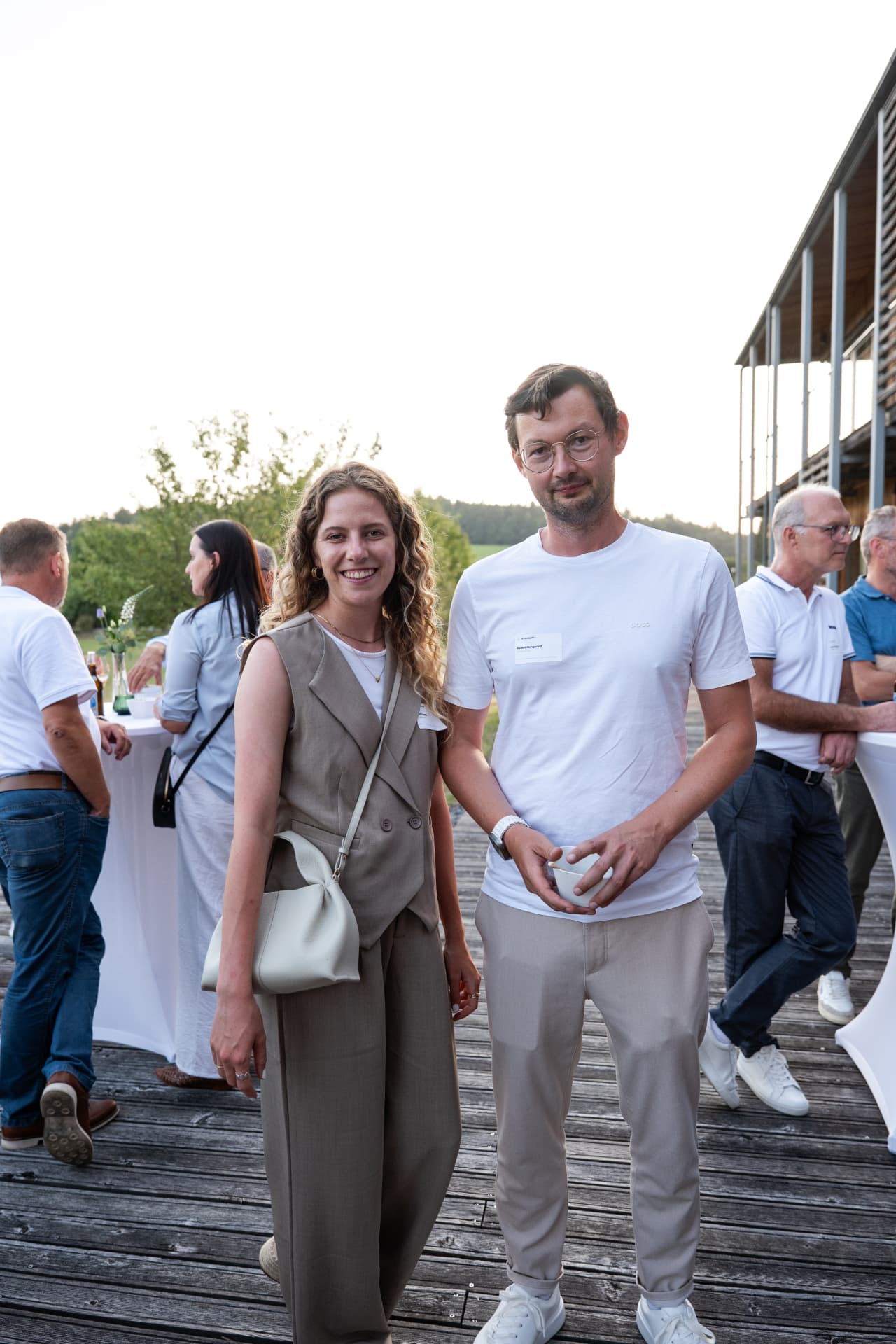 Zwei Gäste beim Networking auf der Terrasse
