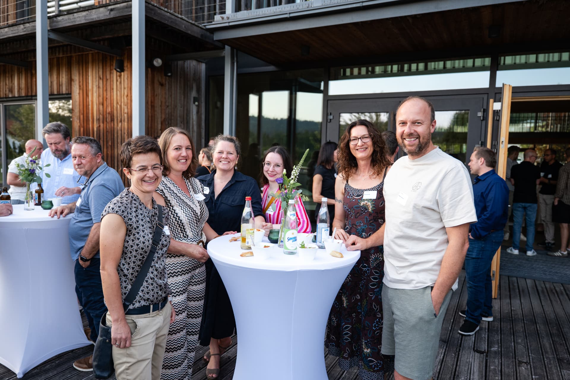 Teilnehmerinnen und Teilnehmer beim Networking an Stehtischen