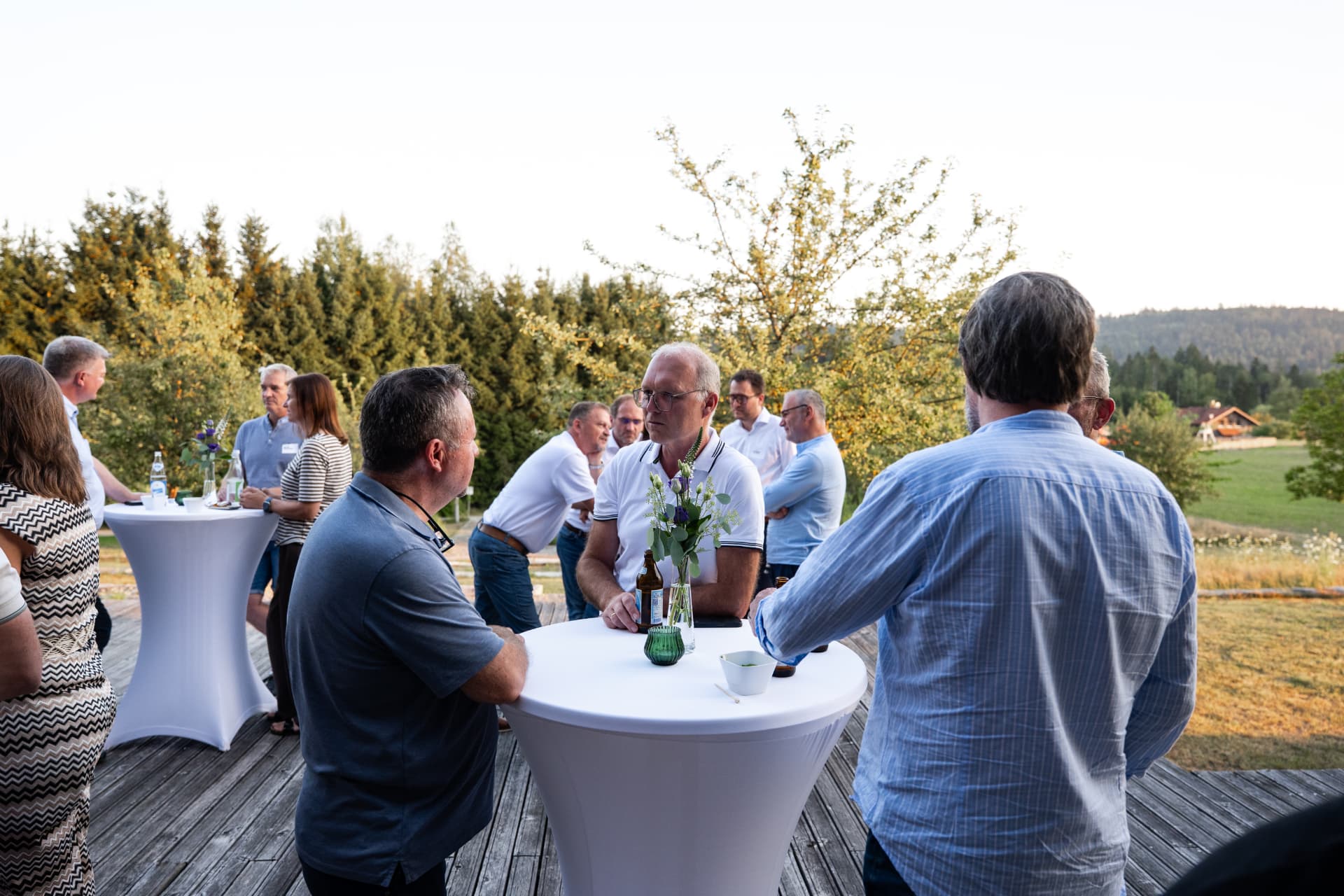 Gespräche an Stehtischen mit Blick ins Grüne